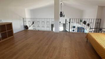 8 Schlafzimmer, Reisekinderbett, WLAN, Bettwäsche