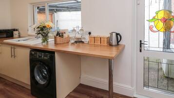 Cottage | Private kitchen | Fridge, electric kettle, toaster, cookware/dishes/utensils