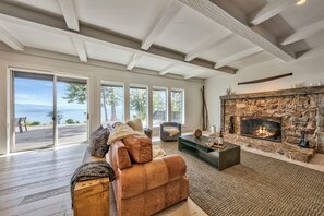 Smart-tv, een open haard, videospelletjes en boeken