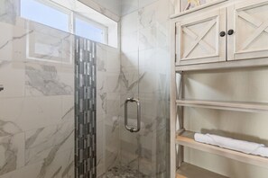 Badewanne, Haartrockner, Handtücher, Seife