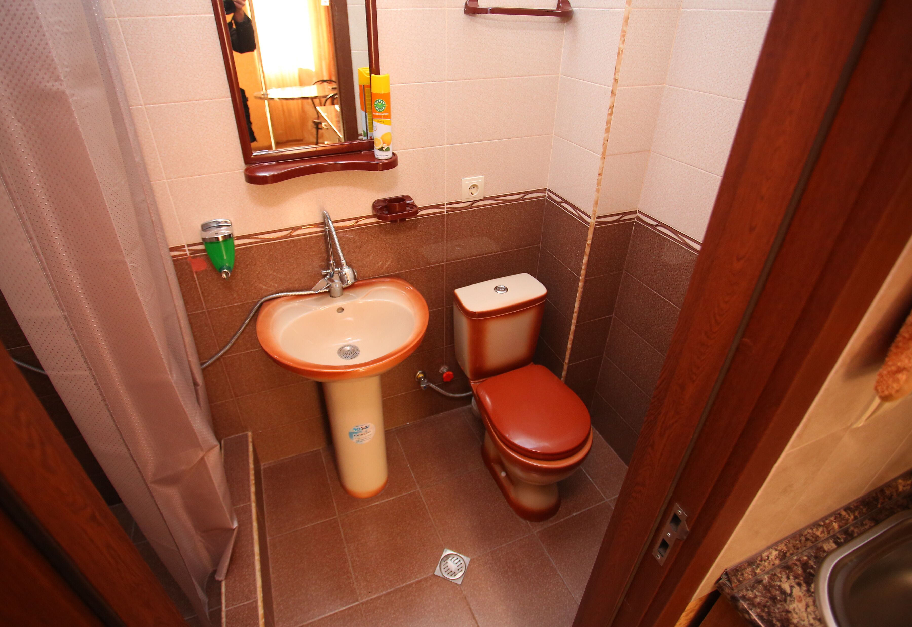 Une petite salle de bain comprenant un lavabo, des toilettes et un miroir.