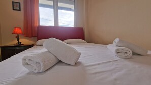 2 chambres, fer et planche à repasser, Wi-Fi, draps fournis