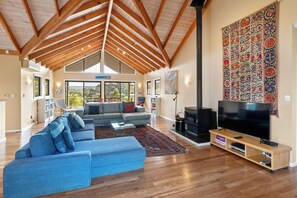 Smart-TV, Kamin, DVD-Player, Bücher