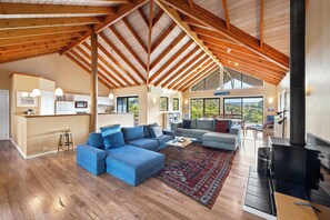 Smart-TV, Kamin, DVD-Player, Bücher