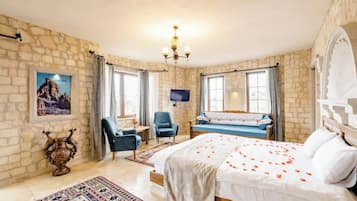 Comfort Suite, 1 King Bed, Smoking | Soundproofing, free WiFi, bed sheets