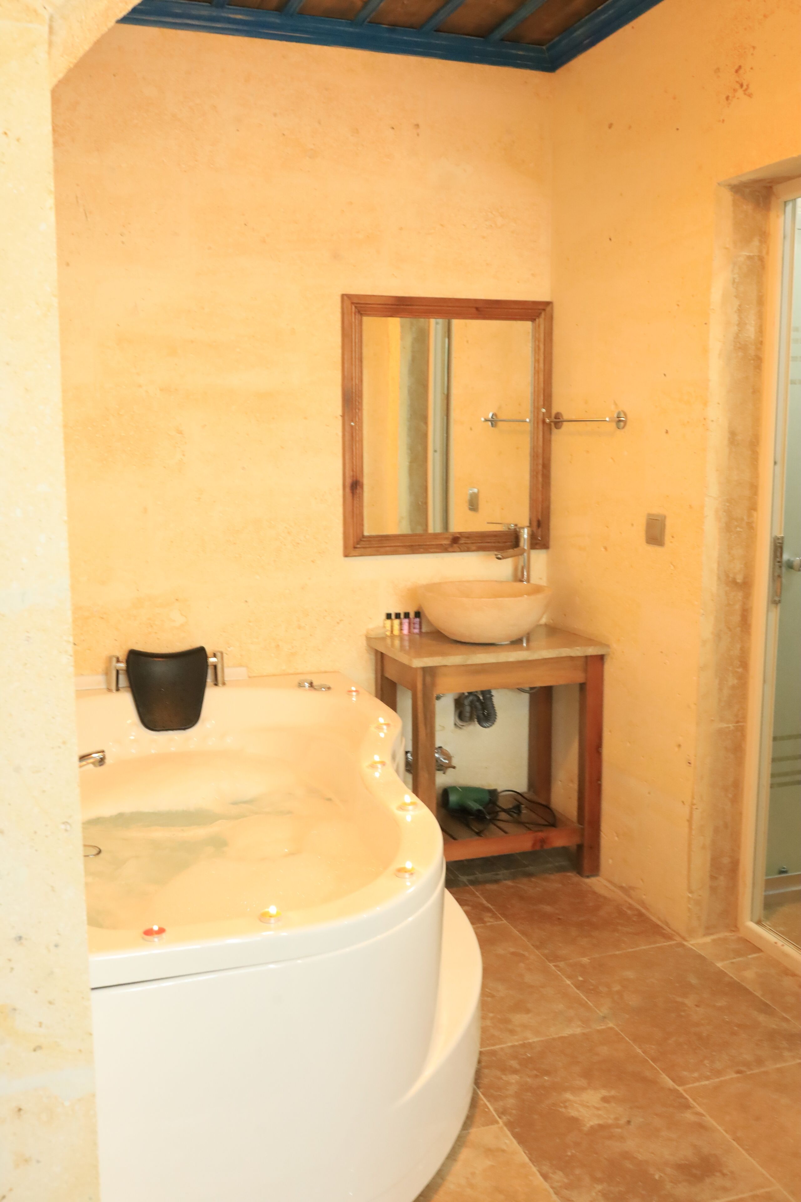 Une salle de bain avec une baignoire, un lavabo et un miroir.