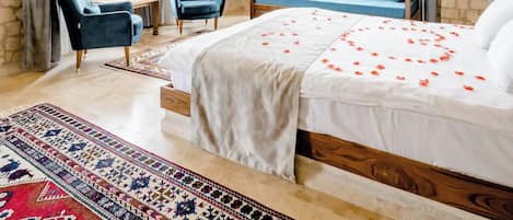 Comfort Suite, 1 King Bed, Smoking | 1 bedroom, soundproofing, free WiFi, bed sheets