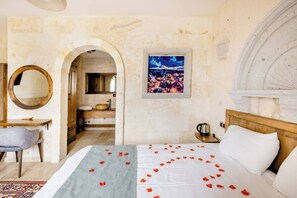 Basic Room, 1 King Bed | Soundproofing, free WiFi, bed sheets - Castle Panorama House (Nevsehir)
