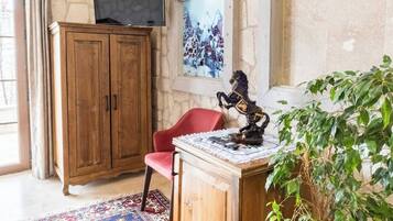 Basic Room, 1 Queen Bed | Soundproofing, free WiFi, bed sheets