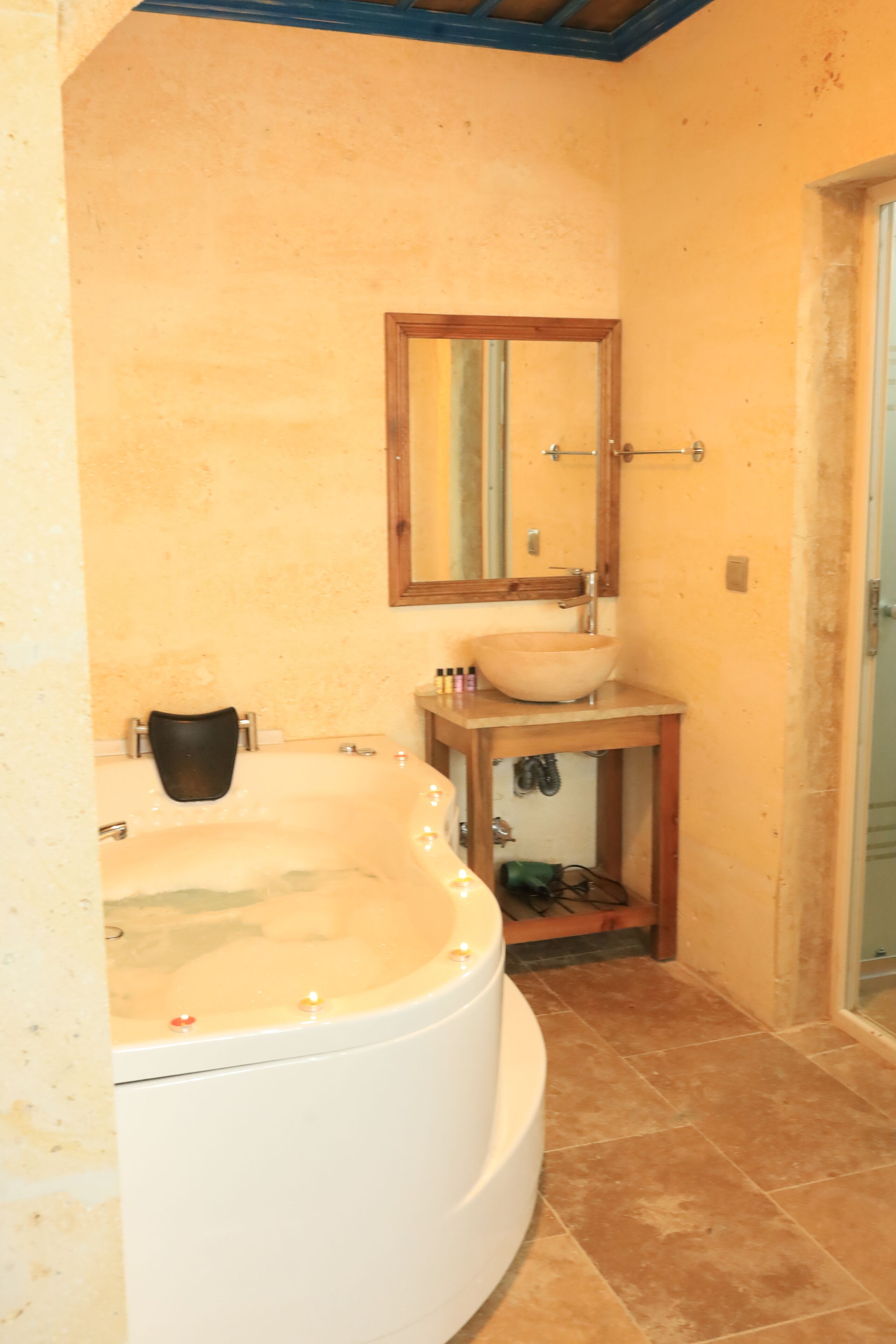 Un baño con bañera, lavabo y espejo.