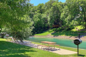 Outdoor dining - Comal Riverfront! Schlitterbahn! Pool and direct river access! 209 (NEW BRAUNFELS)