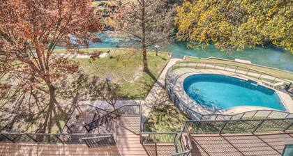 Comal Riverfront! Schlitterbahn! Pool and direct river access! 209