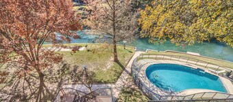 Comal Riverfront! Schlitterbahn! Pool and direct river access! 209