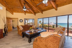TV, table football - Casa de la Playa Barry Happy, perfect for family, oceanfront views, gameroom (Puerto Peñasco Centro)