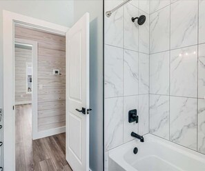 Combined shower/tub, hair dryer, towels, shampoo - 114 Seven Palms, Sunshine and Flip Flops (Fulton)