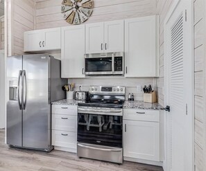 ثلاجة، ميكروويف، فرن، موقد طهي مسطح