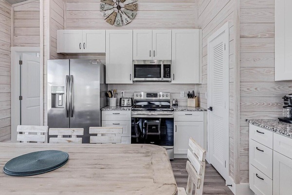 Refrigerador, microondas, horno, placa de cocina