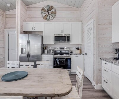 Sunshine and Flip Flops! Pool Front, Waterview, Walk to Restaurants and Pier!