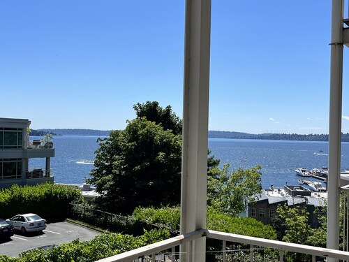 Lakeview condo steps to famous Lake Street, Kirkland