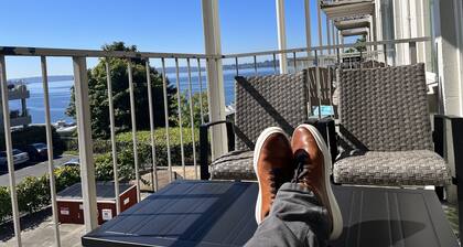 Lakeview condo steps to famous Lake Street, Kirkland