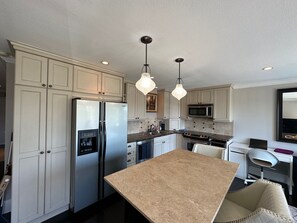 Fridge, microwave, oven, stovetop - Lakeview condo steps to famous Lake Street, Kirkland (Kirkland)