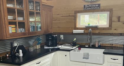 Quiet cabin in the hills close to the trails and other outdoor activities.<br>