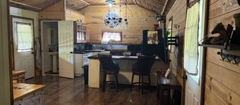 Quiet cabin in the hills close to the trails and other outdoor activities.<br>