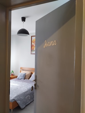 3 bedrooms, desk, iron/ironing board, travel cot