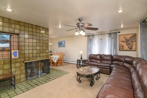 TV - CW161...."The Cottonwood" -Private Hot Tub: 4  BR, 2  BA House in Stateline, Sleeps 10 (Stateline)