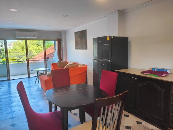 Apartment, 1 Bedroom, Smoking, City View | Dining