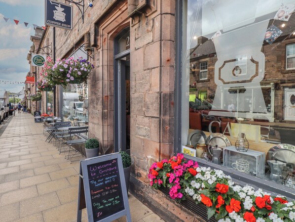 Outdoor dining - Glencoe House (Wooler)