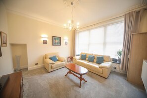 Smart TV, DVD player, books - Comfortable Ilfracombe Apartment Close to Tunnels Beach (Ilfracombe)