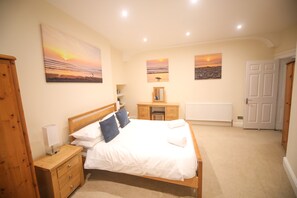 2 bedrooms, desk, iron/ironing board, travel crib - Comfortable Ilfracombe Apartment Close to Tunnels Beach (Ilfracombe)