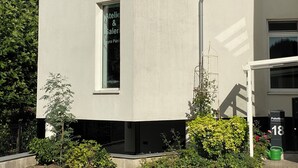 A modern building with a large window displaying "Atelier & Galeria" and a street lamp nearby. - Living in a studio - Living in a Studio (Mülheim an der Ruhr)