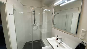 Haartrockner, Handtücher, Seife, Shampoo
