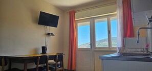 Réfrigérateur, four, plaque de cuisson, cafetière/bouilloire