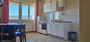 Frigorifero, forno, piano cottura, macchina per tè/caffè