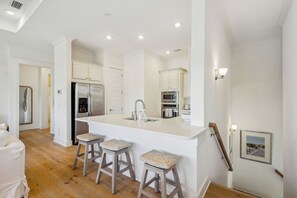 Fridge, microwave, oven, stovetop - Pinteresting Escape by Stay on 30a (Inlet Beach)