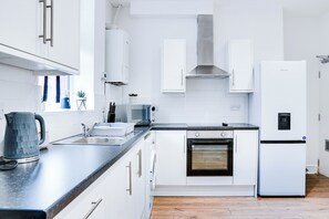 Fridge, microwave, oven, stovetop - Spacious 4 bedroom house near City Centre (Holbeck)