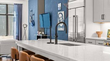 Microondas, parrilla de estufa, lavavajillas y cafetera y tetera