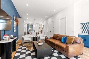 TV - "Music Row Harmony" Sleeps 8-Downtown Nashville (Nashville)