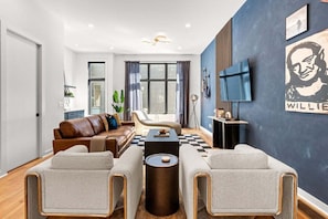 TV - "Music Row Harmony" Sleeps 8-Downtown Nashville (Nashville)