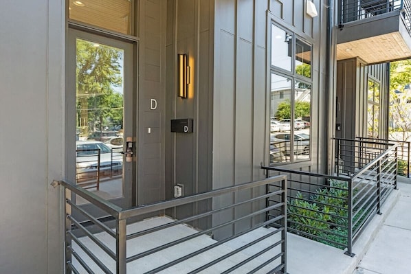 Exterior detail - "Music Row Harmony" Sleeps 8-Downtown Nashville (Nashville)