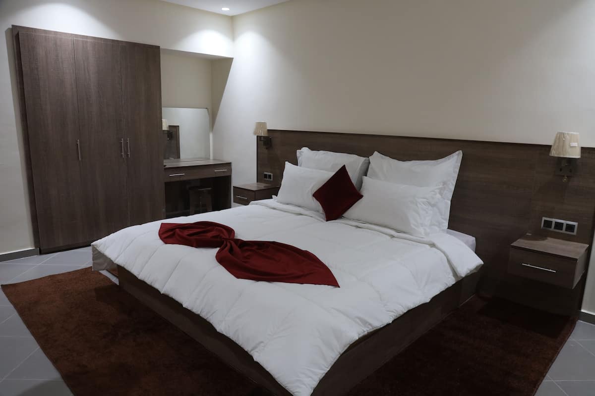 Senior Suite | 1 bedroom, Egyptian cotton sheets, premium bedding, pillow-top beds