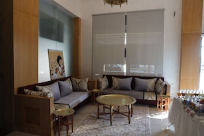 32-tums platt-tv med satellitkanaler och kontor