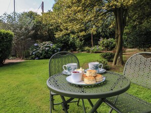 Outdoor dining - Jasmine (Barnstaple)
