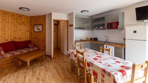 Interior - 50m from ski slopes, 3rd floor, fitness, swimming pool, sauna, balcony, tv, ski locker, 40m² (Les Orres)