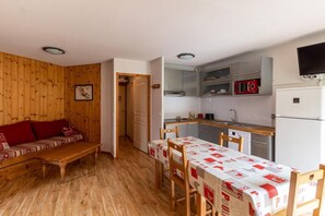 Interior - 50m from ski slopes, 3rd floor, fitness, swimming pool, sauna, balcony, tv, ski locker, 40m² (Les Orres)