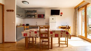 Dining - 50m from ski slopes, 3rd floor, fitness, swimming pool, sauna, balcony, tv, ski locker, 40m² (Les Orres)