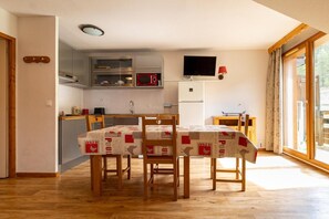 Dining - 50m from ski slopes, 3rd floor, fitness, swimming pool, sauna, balcony, tv, ski locker, 40m² (Les Orres)